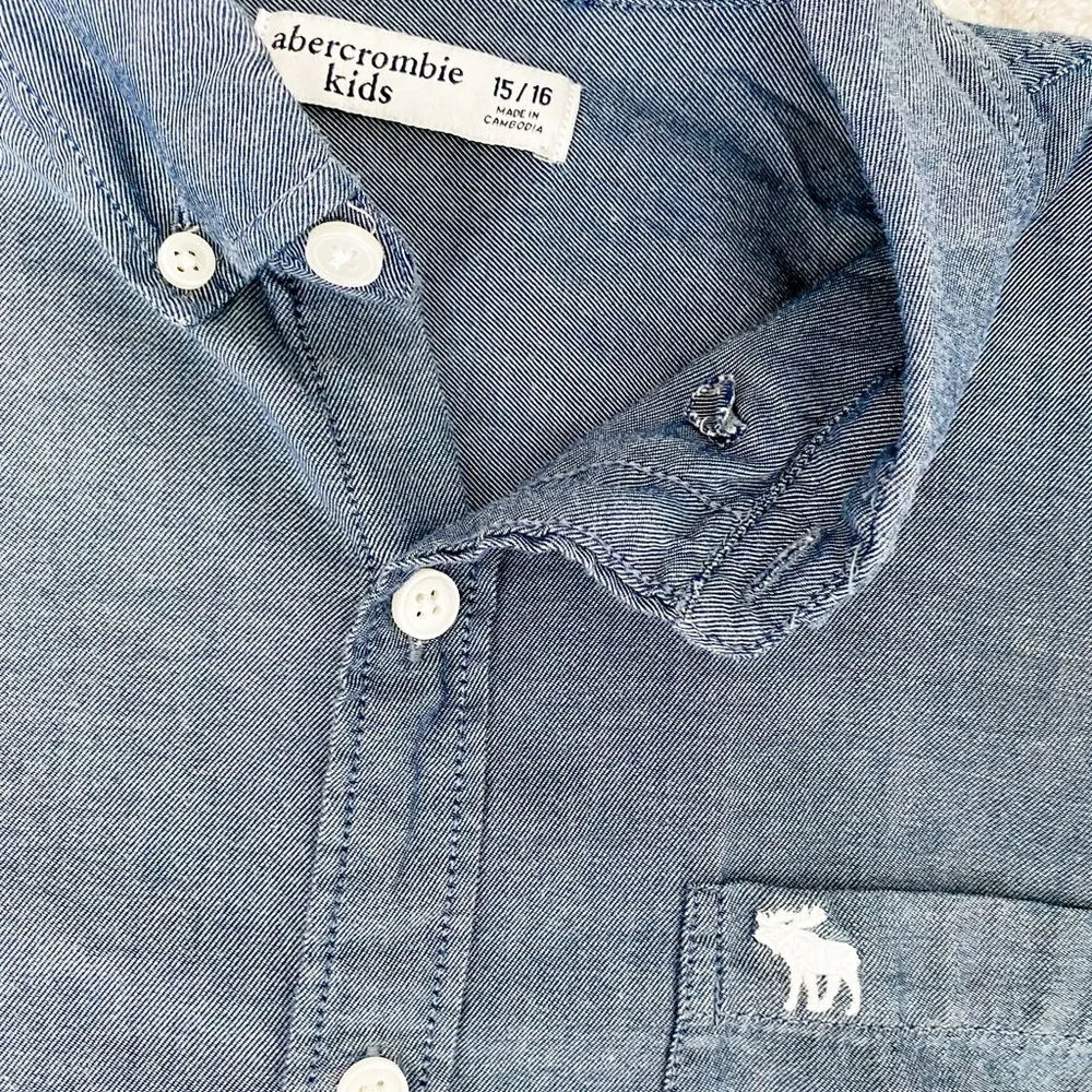 Like New! Abercrombie kids Boys Button Down Chambray Long Sleeve Size 15/16 - Picture 2 of 3